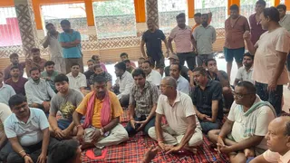 श्रीराम जानकी मंदिर परिसर में रविवार को स्वर्णकार संघ की बैठक की गई। फोटो: जागरण