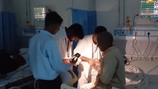 टॉर्च के रोशनी से हो रहा इलाज। (वीडियो ग्रैब)