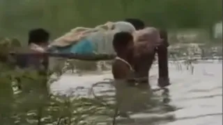 खटिया पर गर्भवती को ले जाते परिजन। (वीडियो ग्रैब)