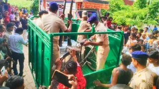 छापेमारी कर नशीला पदार्थ ले जाती पुलिस व छापेमारी स्थल पर लोगों की भीड़ । जागरण