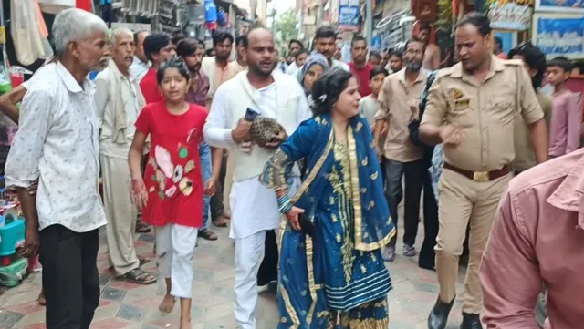 बलिया में दूसरी शादी करने के लिए बरात लेकर जा रहे दूल्हे की पहली पत्नी ने रास्ते में की पिटाई, सड़क पर मचा हंगामा
