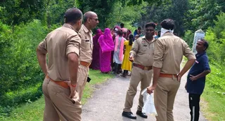 मौके पर जुटी पुलिस व ग्रामीण। जागरण