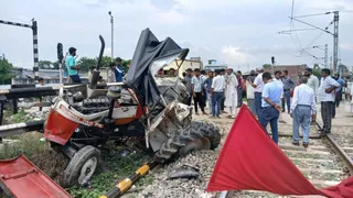 रेल ट्रैक पर पड़ा क्षतिग्रस्त ट्रैक्टर