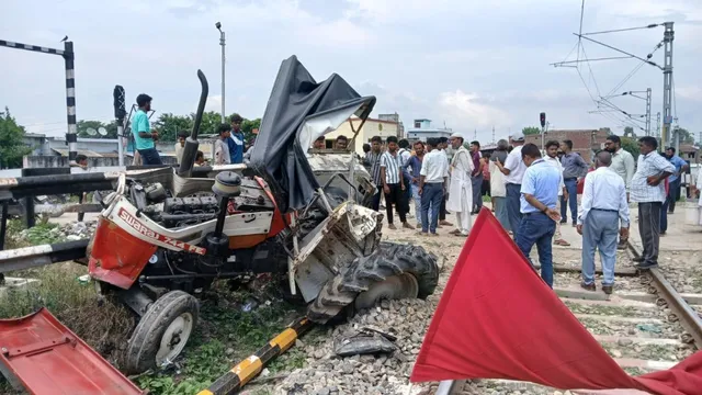 बरेली में रेलवे फाटक तोड़कर गोरखपुर एक्सप्रेस से टकराया ट्रैक्टर, बड़ा हादसा टला
