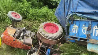 ऊना में पलटी पंजाब के श्रद्धालुओं से भरी ट्रैक्टर-ट्राली।