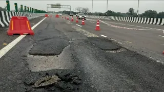 एक्सप्रेसवे पर 26 दिनों में ही अब तक 74 जगह पैचवर्क।