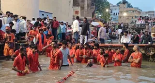 गंगा में स्नान करते केसरिया रंग में रंगे श्रद्धालु। जागरण