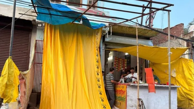 शराब की दुकानों को पीली तिरपाल डालकर ढका: पूरे सावन नहीं दिखेंगी शाहजहांपुर की 37 वाइन शॉप