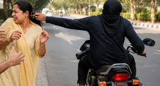महिला के कानों से बालियां झपटकर बाइक सवार फरार। (एआई जनरेटेड फोटो)