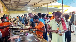 बुलंदशहर की सेवा समिति द्वारा आयोजित वीआईपी भंडारे में प्रसाद ग्रहण करते शिव भक्त।जागरण