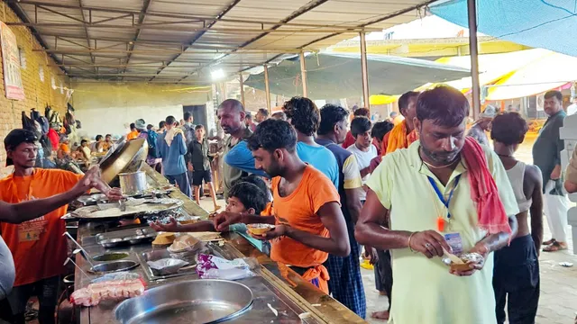 जमीन पर बैठकर खाना अब बीती बात! कांवड़ियों की सेवा में आया 'VIP कल्चर', टेबल पर सज रहे गरम हलवा-जलेबी