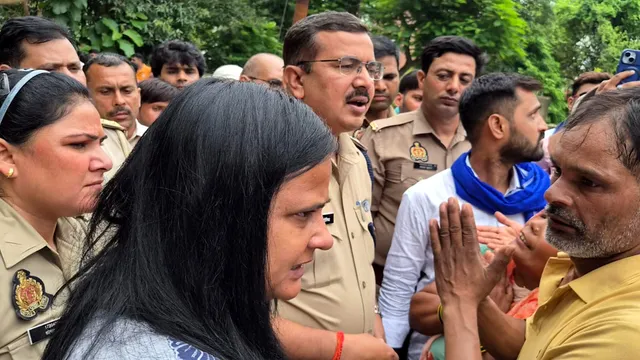 अमरोहा में हत्या के बाद हंगामा: परिजनों ने सड़क पर शव रख लगाया जाम, बुलडोजर कार्रवाई की मांग
