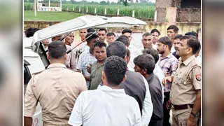 शाहबाद के लोदीपुर गांव में शव पहुँचने के दौरान जमा लोग। जागरण