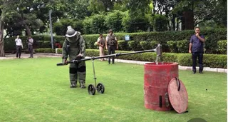बम डिटेक्शन स्क्वाॅयड और डॉग स्क्वाॅयड ने होटल परिसर में तलाशी अभियान चलाया।