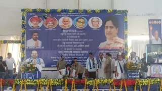 हाथरस के सादाबाद में सोमवार को जनसभा के मंच पर बसपा के राष्ट्रीय कॉर्डिनेटर आकाश आनंद।