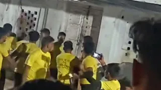 मंदिर के बाहर कांवड़ियों में होती झड़प।