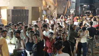 आगरा में रविवार देर रात नगर परिक्रमा करते श्रद्धालु।