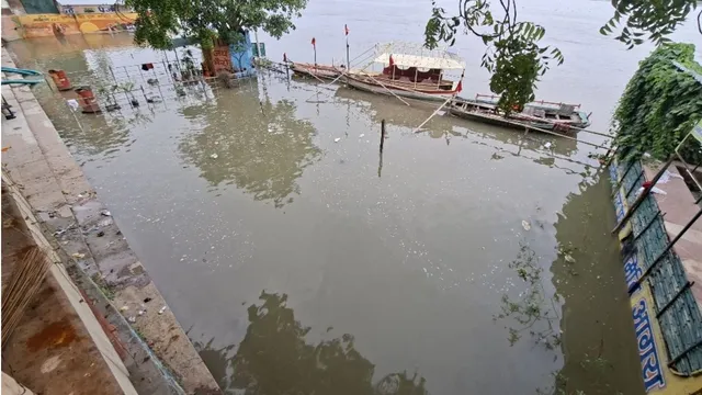 आगरा में डराने लगी यमुना, बल्केश्वर घाट डूबा; खतरे के निशान को छूने की आशंका के बीच प्रशासन अलर्ट