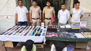 चोरी के मोबाइल से बैंक खाते साफ करने वाला गिरोह पकड़ा गया।