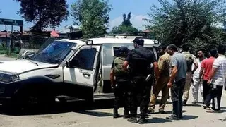 अवंतीपोरा में DySP रफीक अहमद की एस्कॉर्ट गाड़ी पलटी, टायर फटने से तीन पुलिसकर्मी घायल।