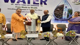 नई दिल्ली में फ्रंटलाइन लीडरशिप एक्सीलेंस अवार्ड प्राप्त करते बीसीसीएल सीएमडी मनोज कुमार अग्रवाल। (फोटो साैजन्य)