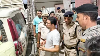 पुलिस की गिरफ्त में फर्जी आईएएस मनीष कुमार गुप्ता। (जागरण)