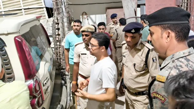 घर से मिली शराब, कछुआ और लग्जरी गाड़ियां; जेल भेजा गया बिहार का फर्जी IAS मनीष गुप्ता 
