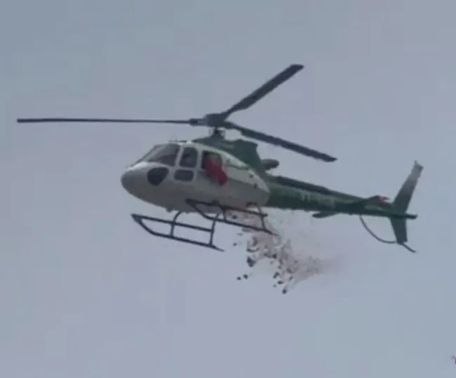 Bhagalpur Shravani Mela Helicopter Flower Shower on Kanwariyas (1)