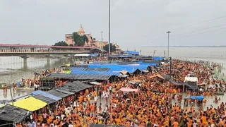 सावन की सोमवारी पर अजगैवीनाथ मंदिर, नमामि गंगे घाट व धांधी बेलारी तक हेलीकॉप्टर से पुष्प वर्षा, गूंजे 'हर-हर महादेव' के जयकारे