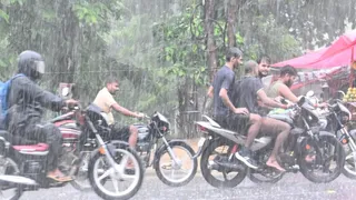 बोकारो में झमाझम बारिश का आनंद लेते बाइक सवार। (फोटो जागरण)