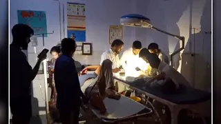 जिला अस्पताल में मोबाइल की टार्च से इलाज करते स्वास्थ्य कर्मी। वायरल वीडियो