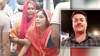 पति की मृत्यु होने के बाद विलाप करतीं सुनहरी व अन्य स्वजन और इनसेट में मृतक सुधीर सिंह का फाइल फोटो