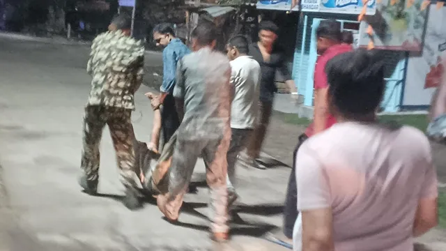 धनबाद में सीआईएसएफ जवान बताकर नशे में धुत व्यक्ति ने किया जमकर हंगामा, टांग कर ले गई पुलिस
