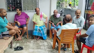 घटना के बाद सेवानिवृत्त बैंककर्मी के घर जुटे लोग।