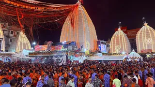 बाबा बैद्यनाथ मंदिर प्रांगण में बाह्य अरघा में जलार्पण और आंतरिक अरघा में जलार्पण के बाद उमड़ी भीड़। फोटो जागरण