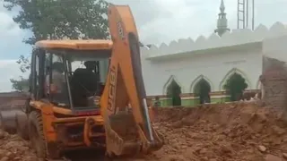 मस्जिद के विस्तार के लिए जेसीबी से घर ढहाया। (फोटो साैजन्य)