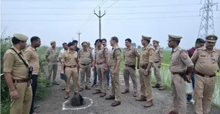 एनकाउंटर के बाद जांच करते पुलिस अधिकारी। जागरण