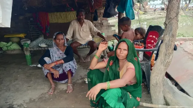 फर्रुखाबाद में गंगा की तेज धार की आवाज ने छीनी ग्रामीणों की नींद, जागकर रात काटने को मजबूर लोग
