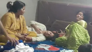 आठ साल के हर्ष की मौत के बाद विलाप करतीं मां और रिश्तेदार।