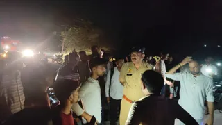 फिरोजाबाद रोड पर देर रात हुए हादसे के बाद घटनास्थल पर जुटी भीड़ और पुलिस।