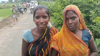 घटनास्थल पर बिलखती मृतक सूरज की मां और अन्य स्वजन। (फोटो जागरण)