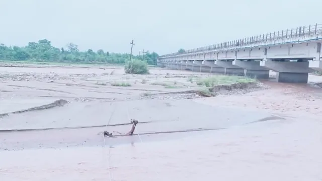 हरिद्वार में नदी के तेज बहाव में बहे बिजली के खंभे, रुड़की सहित कई इलाकों में छाया रहा अंधेरा