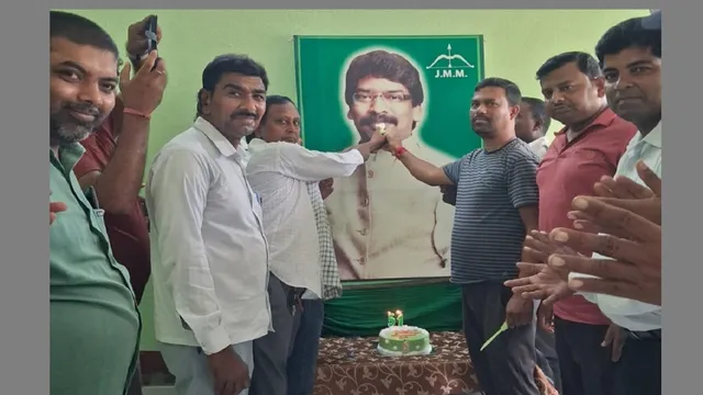 CM Hemant Soren Birthday: झारखंड विधानसभा घेरकर छात्रों ने मांगा ‘बर्थडे गिफ्ट’, बरहेट में समर्थकों ने काटा केक
