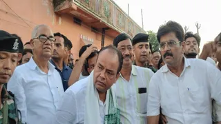 छाताबांद भू-धंसान प्रभावित क्षेत्र का जायजा लेते मंत्री इरफान अंंसारी। (फोटो जागरण)