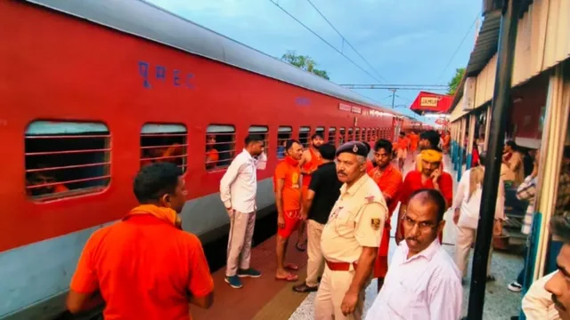मैथिली एक्सप्रेस में आग लगने की अफवाह से मची भगदड़, जमुई स्टेशन पर खिड़की-दरवाजों से कूदे यात्री
