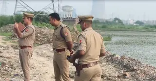 महिला के शव मिलने पर जांच करने पहुंची पुलिस। वीडियो ग्रैब