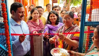 मैनपुरी में सोमवार को अन्नदा प्रेरणा कैंटीन शुरू कराते डीएम इंद्रमणि त्रिपाठी।