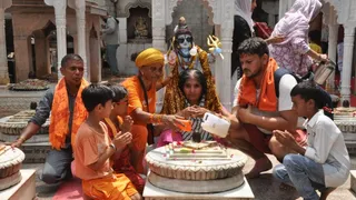 सिद्धपीठ श्री दूधेश्वर नाथ मठ महादेव मंदिर में पहुंच रहे श्रद्धालु।