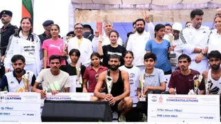 विजेता धावकों को सम्मानित करते मुख्यमंत्री नायब सिंह सैनी। डीपीआरओ।