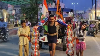 कांवड़ यात्रा के दौरान भाई को सहारे देती बहनें। जागरण।